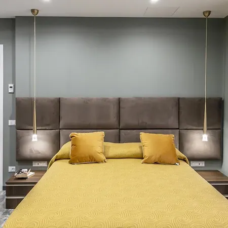 Gold Luxury Flat X4 * Sorrento